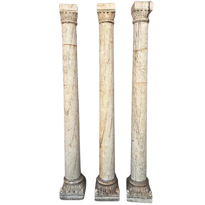Suite de trois colonnes doriques en marbre blanc Bases et chapiteaux à décor de palmettes Italie du sud fin XVIII ème siècle