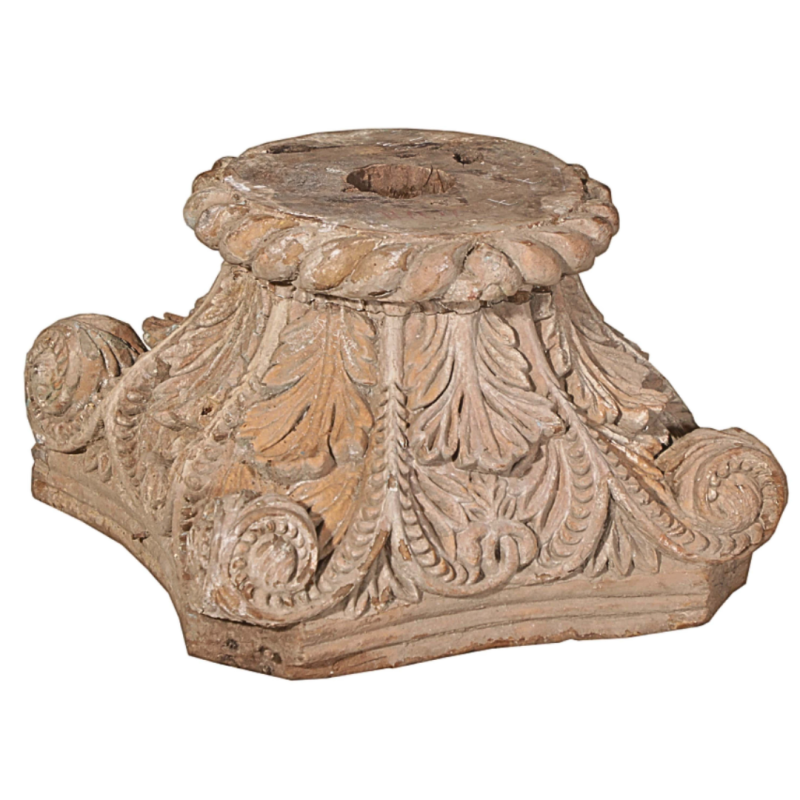 Corinthian capital in carved oak. 18th Century.
