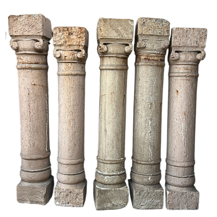 Suite de cinq colonnes doriques monobloc en grès beige avec chapiteaux à décor de volutes Italie du sud début XVIII ème siècle
