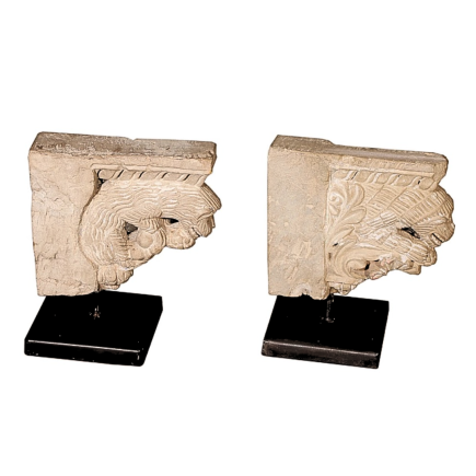 Paire de modillons en pierre sculptée fin XVII ème siècle