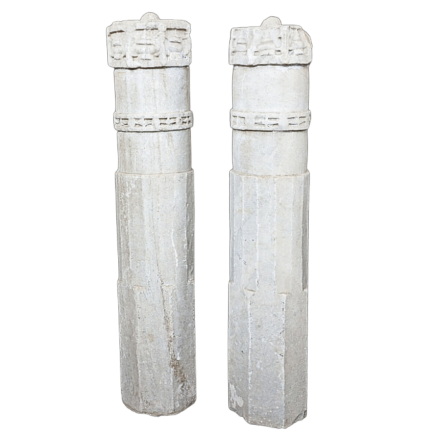 Paire de piliers de colonnes doriques monobloc en marbre blanc Italie du Sud XVI ème - XVII ème siècle