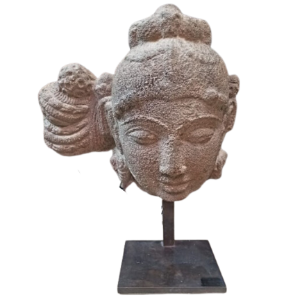 Tête d'Apsara en pierre sculptée Inde XVème siècle