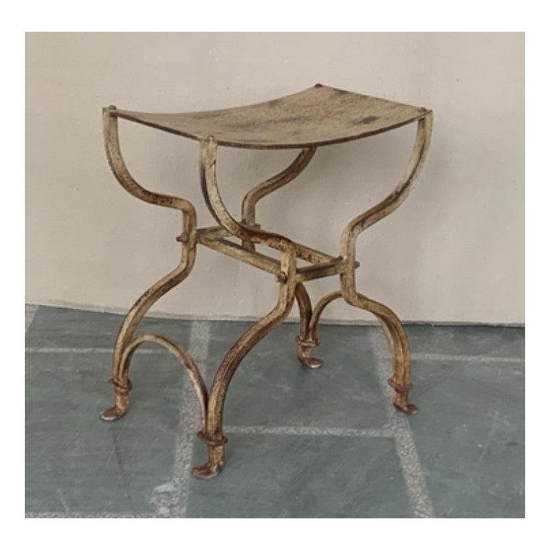 Tabouret en fer forgé à assise convexe.