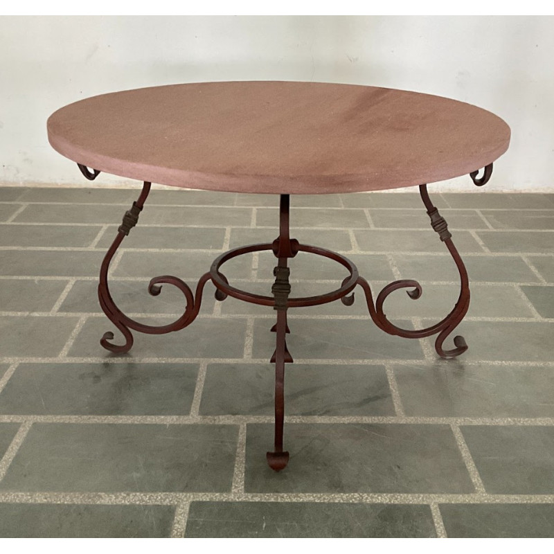 Table ronde en fer forgé et pierre.