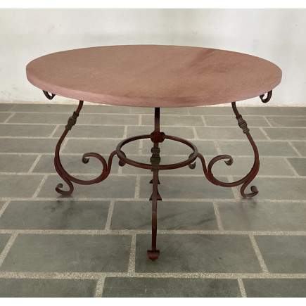 Table ronde en fer forgé et pierre.