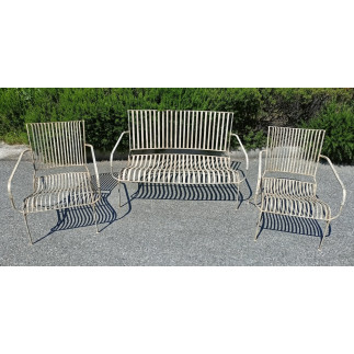 Salon de jardin en fer forgé laqué beige.