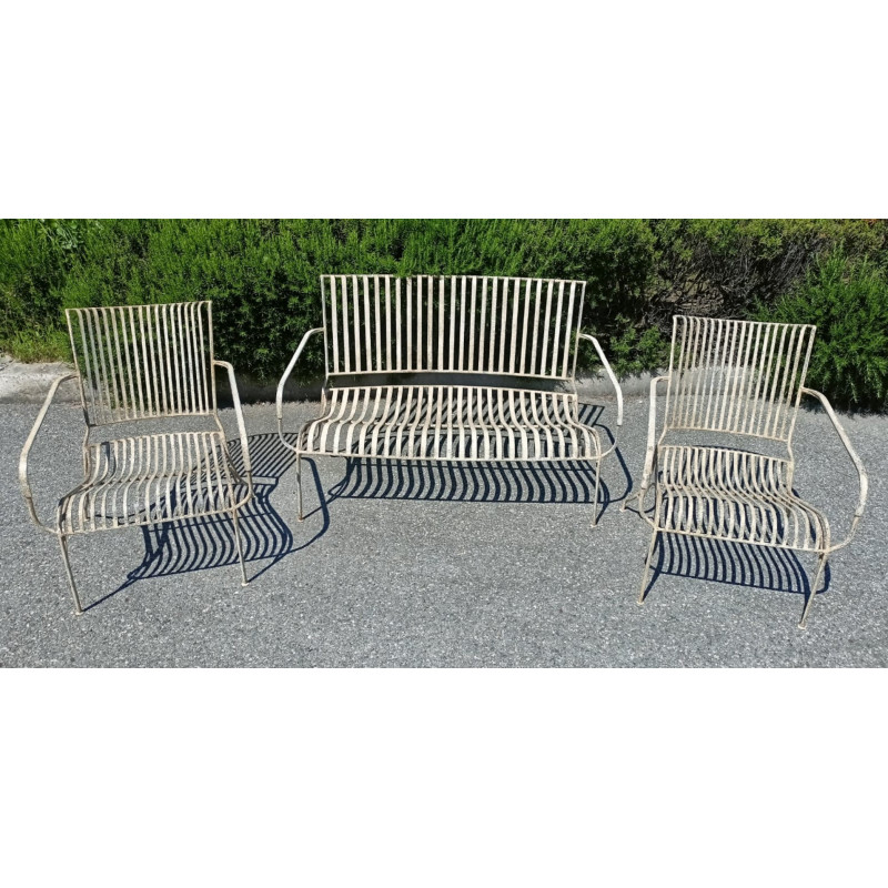 Salon de jardin en fer forgé laqué beige.