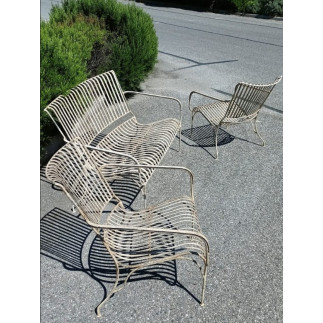 Salon de jardin en fer forgé laqué beige.