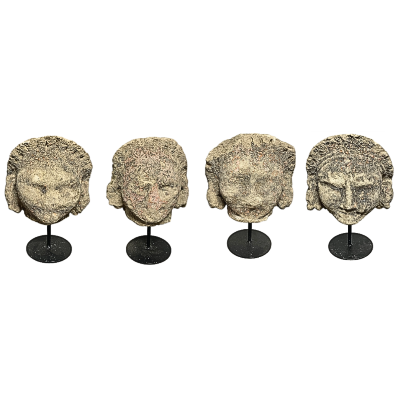 Suite de quatre fragments en pierre calcaire figurant des visages humains stylisés origine médiévale