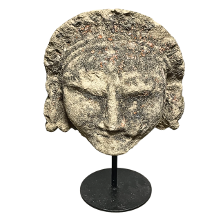 suite-de-quatre-fragments-en-pierre-calcaire-figurant-des-visages-huma