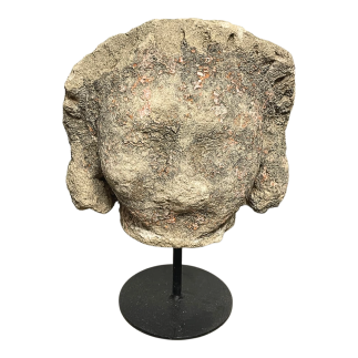 suite-de-quatre-fragments-en-pierre-calcaire-figurant-des-visages-huma