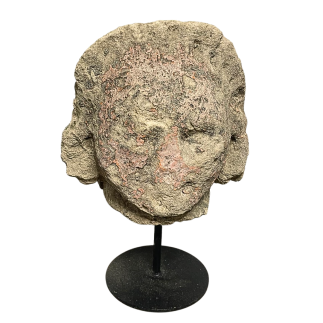suite-de-quatre-fragments-en-pierre-calcaire-figurant-des-visages-huma