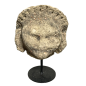 Suite de quatre fragments en pierre calcaire figurant des visages humains stylisés origine médiévale