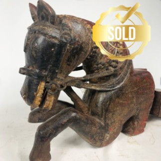 Cheval sculpté en bois laqué pour entrée d'écurie