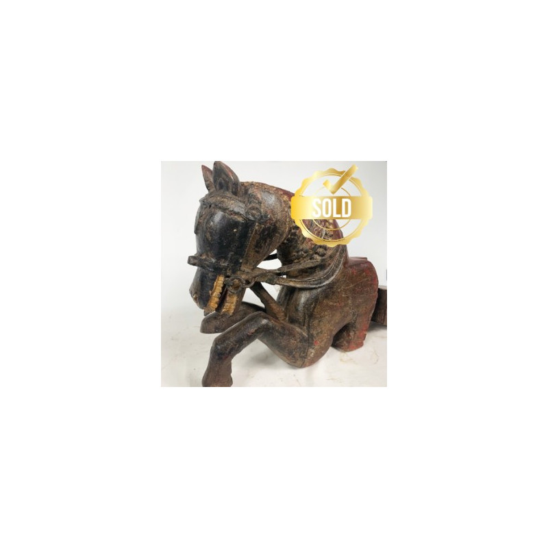 Cheval sculpté en bois laqué pour entrée d'écurie