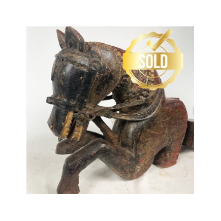 Cheval sculpté en bois laqué pour entrée d'écurie
