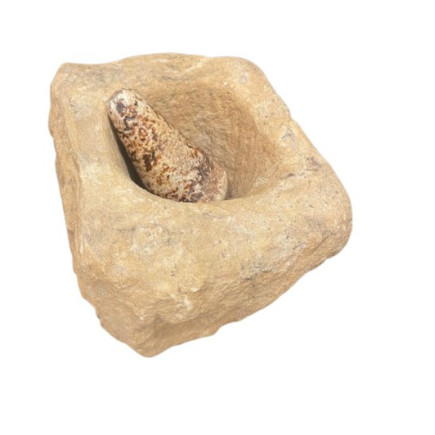 Mortier de forme ronde carrée en pierre accompagné de son pilon conique en marbre blanc France XVII ème siècle