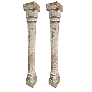 Paire de colonnes doriques monobloc en grès beige légèrement rosé Italie du Sud XVII ème siècle