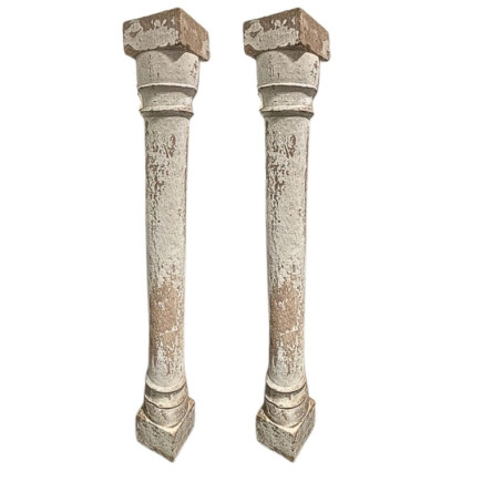 Paire de colonnes doriques monobloc en grès beige légèrement rosé Italie du Sud XVII ème siècle