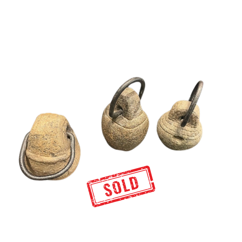Poids en granite et anneau de levage en fer XVIIème siècle