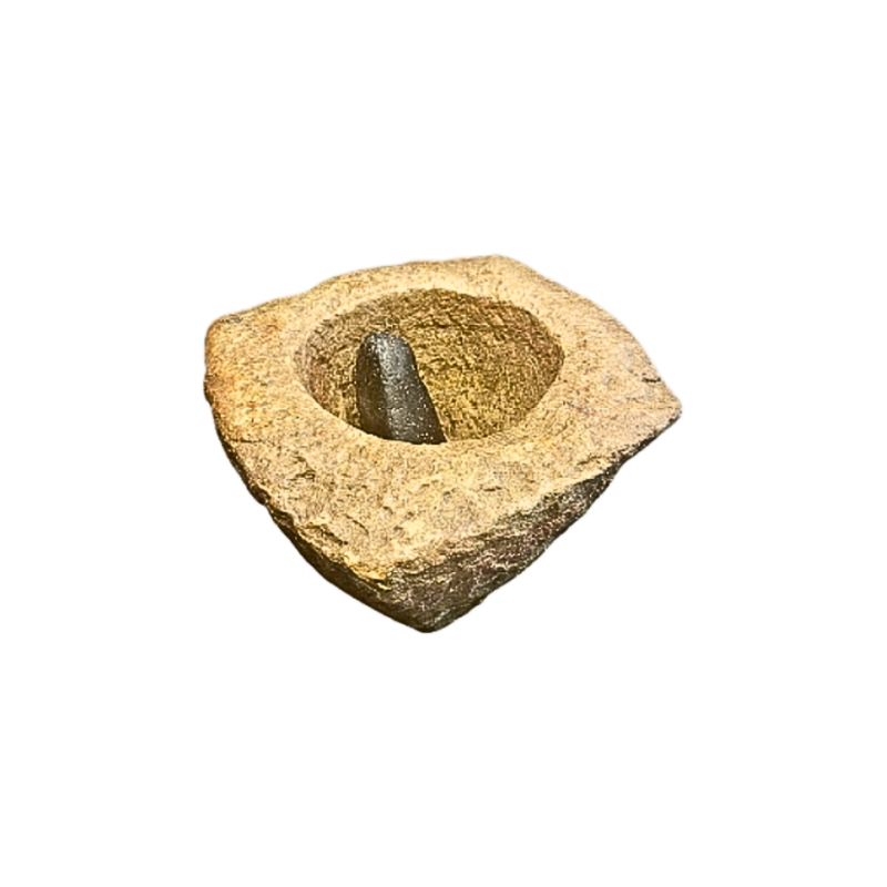 Mortier de forme ronde carrée en pierre accompagné de son pilon conique en marbre noir France XVII ème siècle