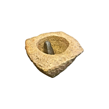 Mortier de forme ronde carrée en pierre accompagné de son pilon conique en marbre noir France XVII ème siècle