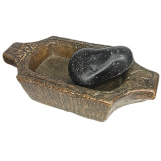 Mortier en pierre marbrière de couleur jaune, à deux oreilles de levage, accompagné de son pilon en marbre noir. XVI ème siècle.