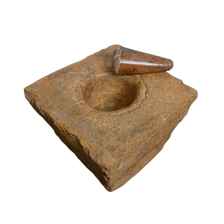 Mortier en pierre marbrière de forme carrée, accompagné de son pilon conique. XVIII ème siècle.