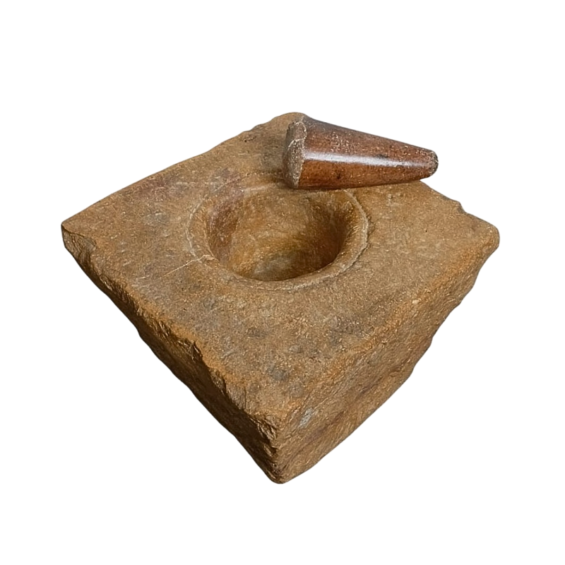 Mortier en pierre marbrière de forme carrée, accompagné de son pilon conique. XVIII ème siècle.