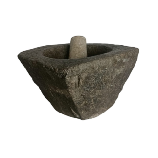 Mortier en granite pyramidal à coins arrondis, accompagné de son pilon en pierre blanche. XVII ème siècle.