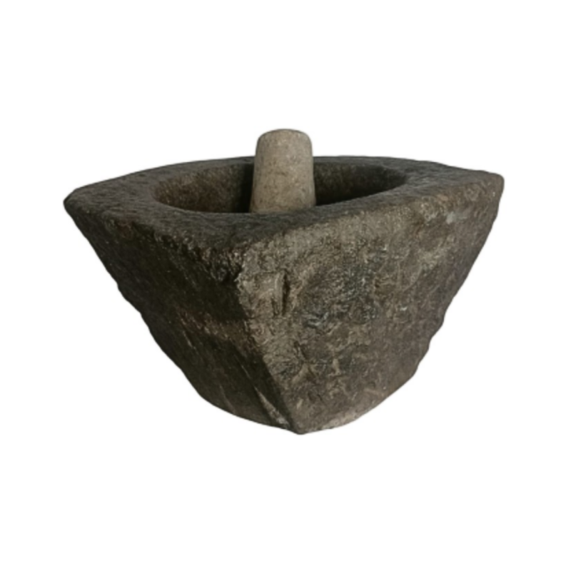 Mortier en granite pyramidal à coins arrondis, accompagné de son pilon en pierre blanche. XVII ème siècle.