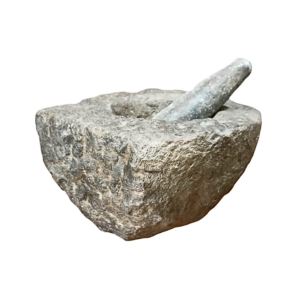 Mortier en pierre granitique, accompagné de son pilon conique en pierre grise. XVIII ème siècle.