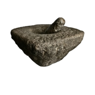 Mortier de forme ronde carrée en pierre granitique, accompagné de son pilon en marbre blanc. XVIII ème siècle.