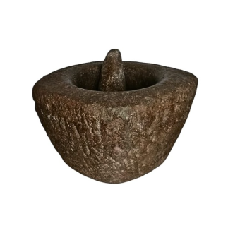 Mortier de forme ronde carrée en pierre granitique, accompagné de son pilon conique en marbre.  XVIII ème siècle.