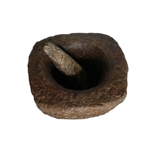 Mortar of round square shape in stone, accompanied with its white marble pestle. 18th Century.