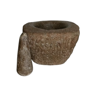Mortier de forme ronde carrée en pierre granitique, accompagné de son pilon conique en marbre.  XVIII ème siècle.