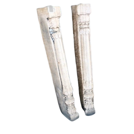 Paire de petites demi-colonnes monobloc en grès rose sculptés à décor de palmettes XVIII ème siècle