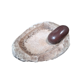 Mortier de forme ovale en pierre accompagné de son pilon en marbre marron foncé. XVII ème siècle.