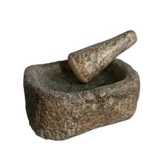 Mortier de forme ronde carrée en pierre granitique, accompagné de son pilon conique en marbre blanc. XVII ème siècle.