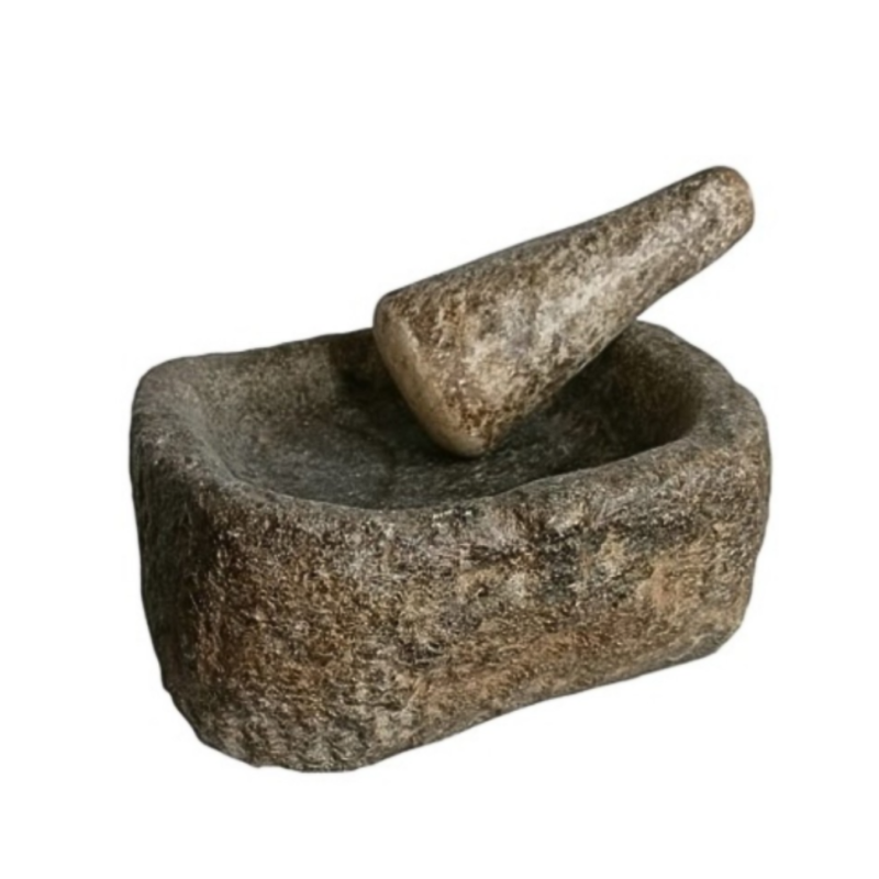 Mortier de forme ronde carrée en pierre granitique, accompagné de son pilon conique en marbre blanc. XVII ème siècle.
