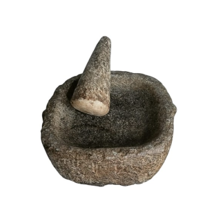 Mortier de forme ronde carrée en pierre granitique, accompagné de son pilon conique en marbre blanc. XVII ème siècle.