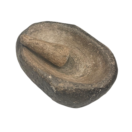 Mortier de forme ovale en pierre marbrière noire, accompagné de son pilon en marbre blanc. XVII ème siècle.