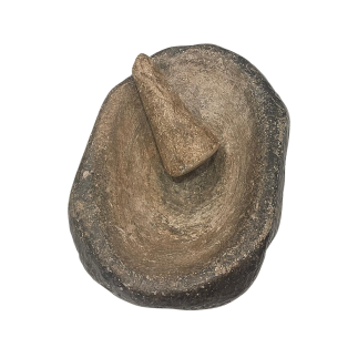 Mortier de forme ovale en pierre marbrière noire, accompagné de son pilon en marbre blanc. XVII ème siècle.