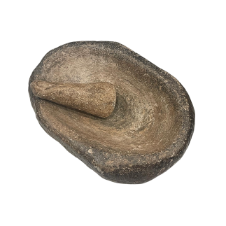 Oval-shaped mortar in black marble stone, accompanied by its white marble pestle. 17th Century.
