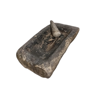 Important mortier en pierre de forme rectangulaire, accompagné de son pilon conique en marbre blanc. XVII ème siècle.