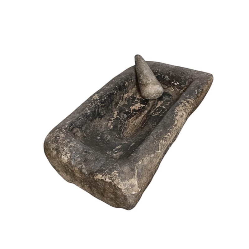 Important mortier en pierre de forme rectangulaire, accompagné de son pilon conique en marbre blanc. XVII ème siècle.