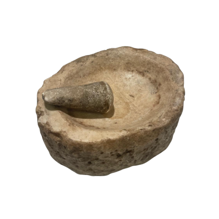 Mortier de forme ovale en marbre blanc accompagné de son pilon conique en marbre blanc. XVII ème siècle.