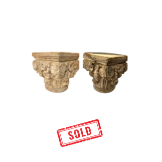 Paire de chapiteaux corinthiens en pierre sculptée toutes faces XIV ème - XV ème siècle ou antérieur