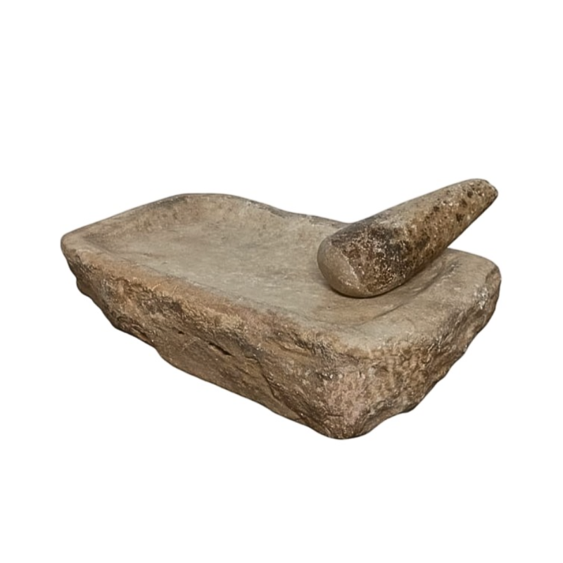 Important mortier en pierre de forme rectangulaire, accompagné de son pilon conique en marbre blanc. XVII ème siècle.