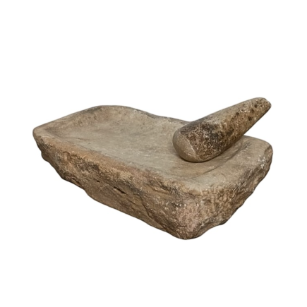 Important mortier en pierre de forme rectangulaire, accompagné de son pilon conique en marbre blanc. XVII ème siècle.